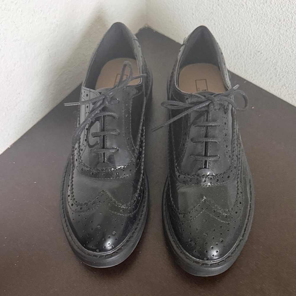 Classic Black Women's Wingtip Oxfords - Polished Lace-Up Flats